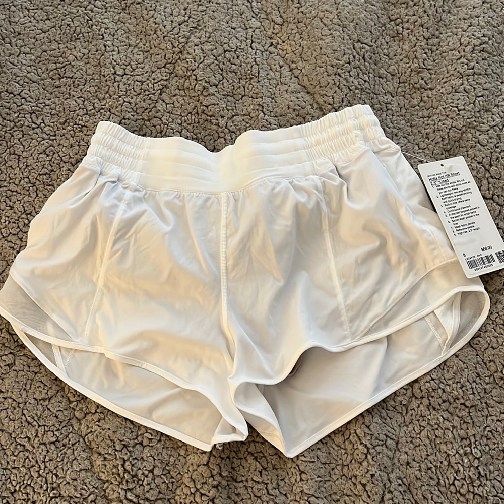 Lululemon Hotty Hot short 2.5